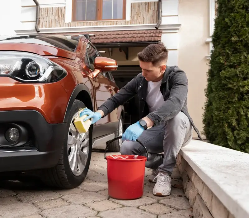 Lavage auto à domicile Amenucourt : professionnel intervenant sur un véhicule